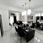 Black & White Luxury Living * Kateríni