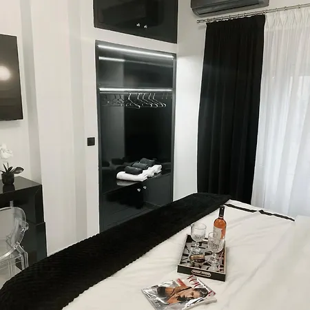 Black & White Luxury Living * Kateríni