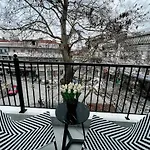 Black & White Luxury Living *