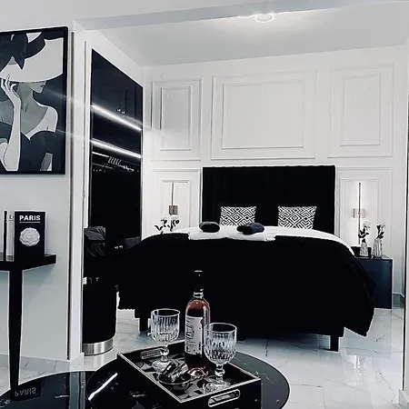 Daire Black & White Luxury Living *