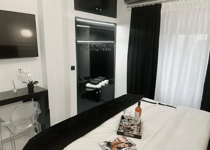 Black & White Luxury Living * Kateríni