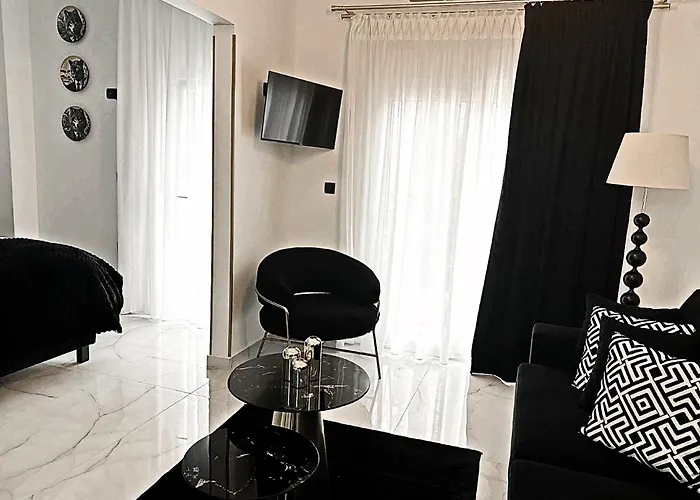 Daire Black & White Luxury Living Kateríni