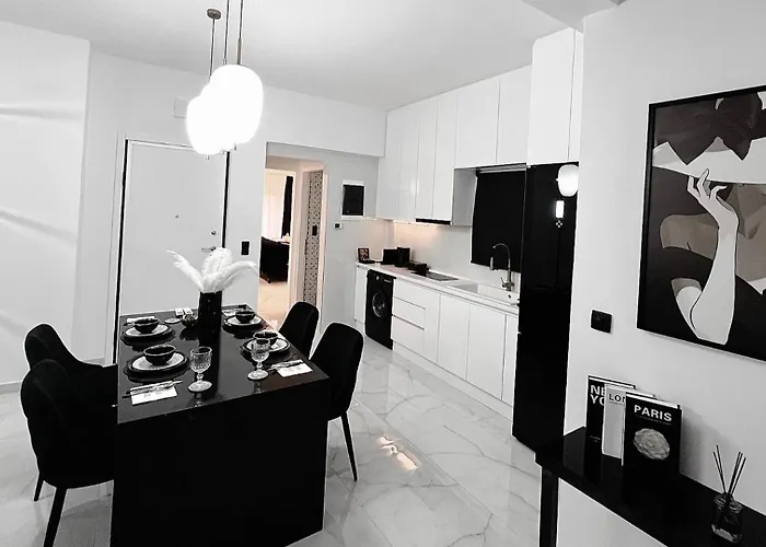 Daire Black & White Luxury Living *