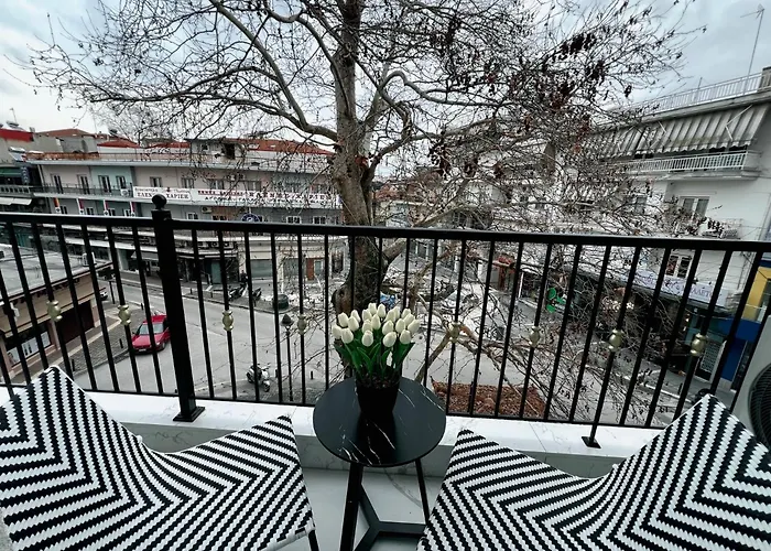 Black & White Luxury Living *