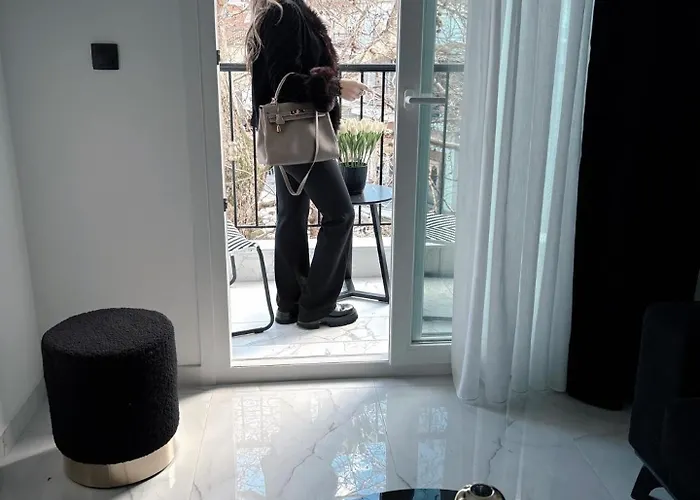 Black & White Luxury Living Kateríni